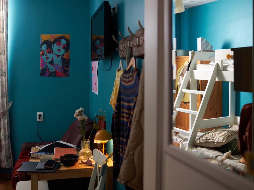 Room near the university: high prices and early demand