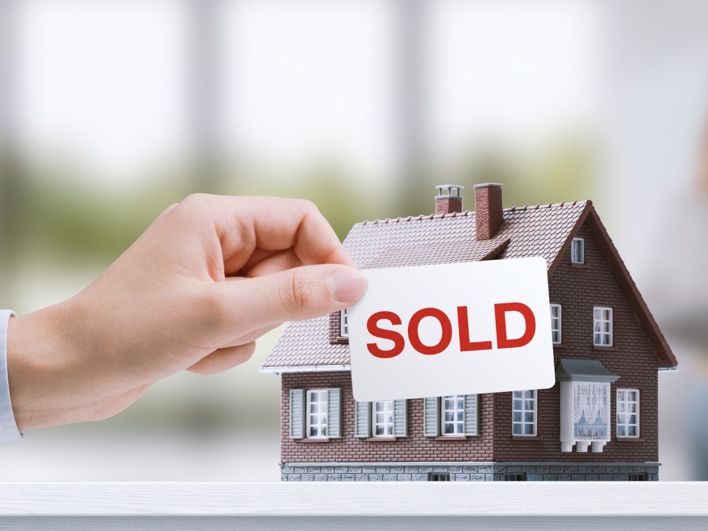 Selling a home becomes more difficult as prices fall