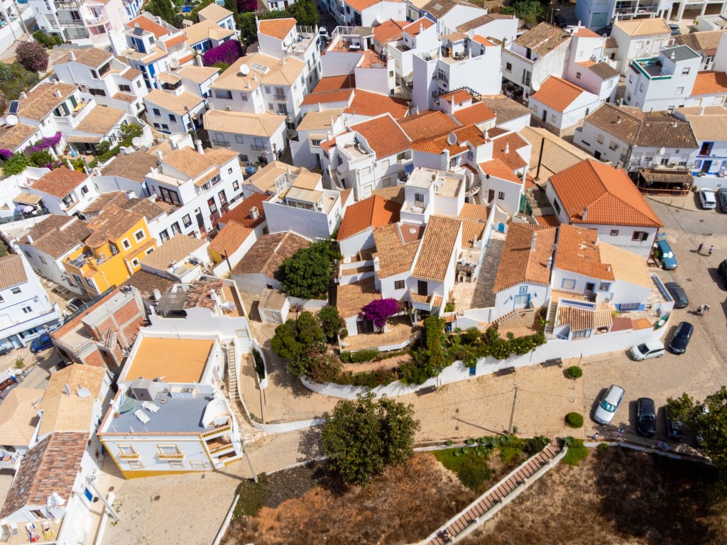 House sales fall, but prices rise 18.9%