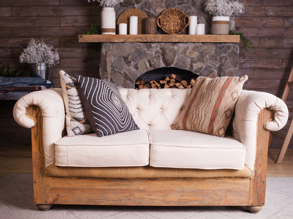 Decorating with vintage furniture: advantages and risks