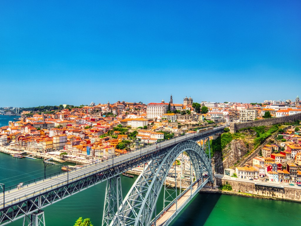 Porto auctions properties for mosques