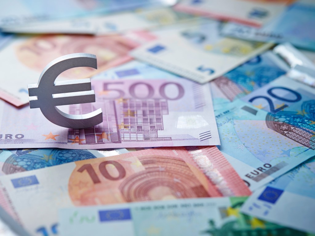 Wage inequality decreases with minimum wage increase