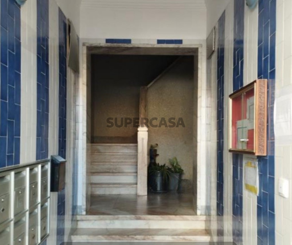 T3 Totalmente Remodelado no Cacém R/c com Arrecadação