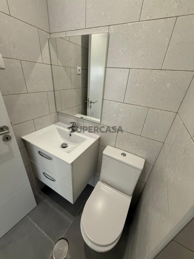 T3 Totalmente Remodelado no Cacém R/c com Arrecadação