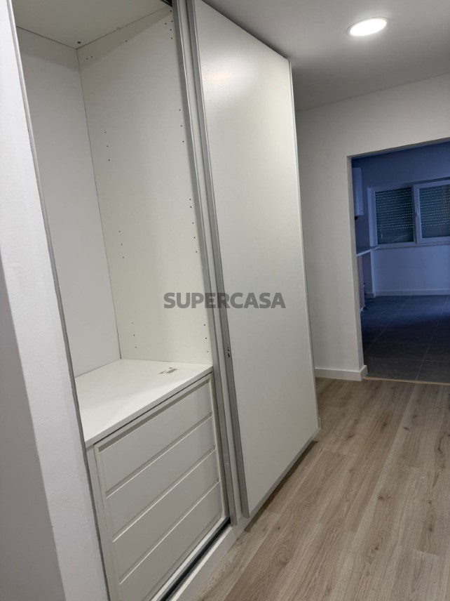 T3 Totalmente Remodelado no Cacém R/c com Arrecadação