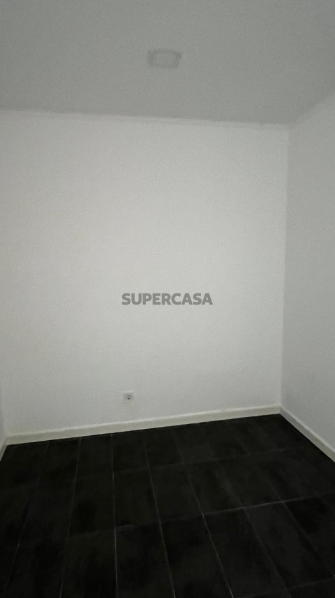 Apartamento T1+1 R/C com Logradouro e Churrasqueira