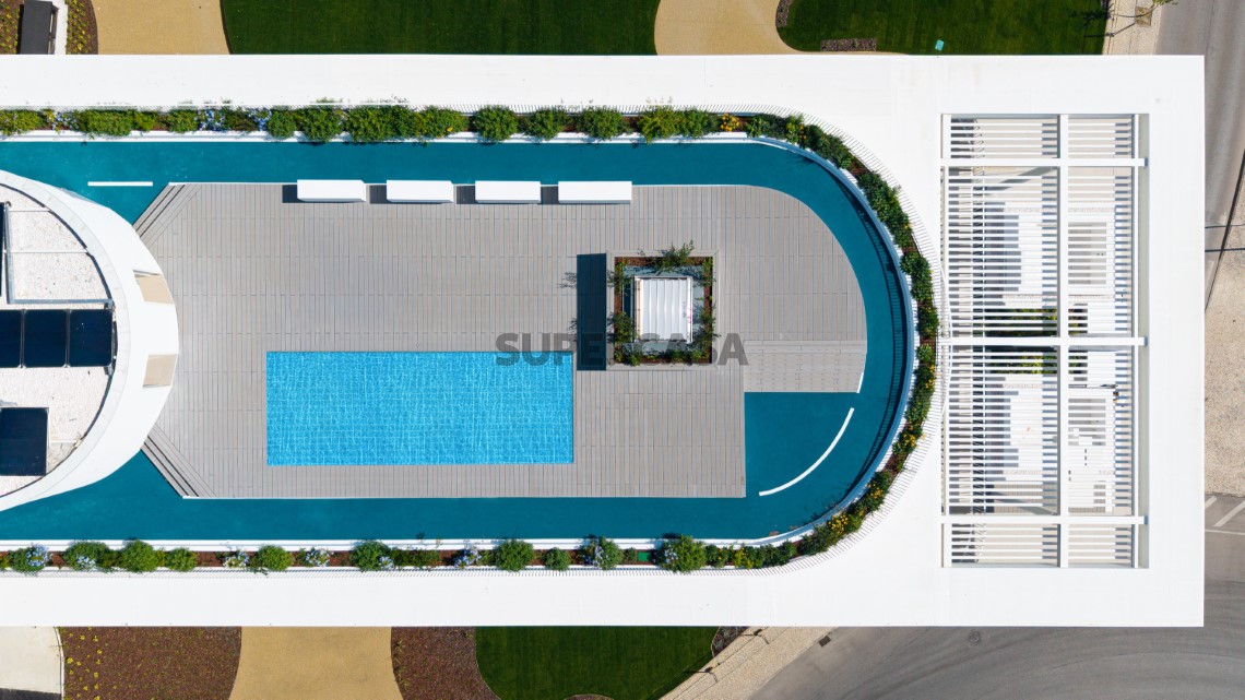pista de atletismo e piscina comum