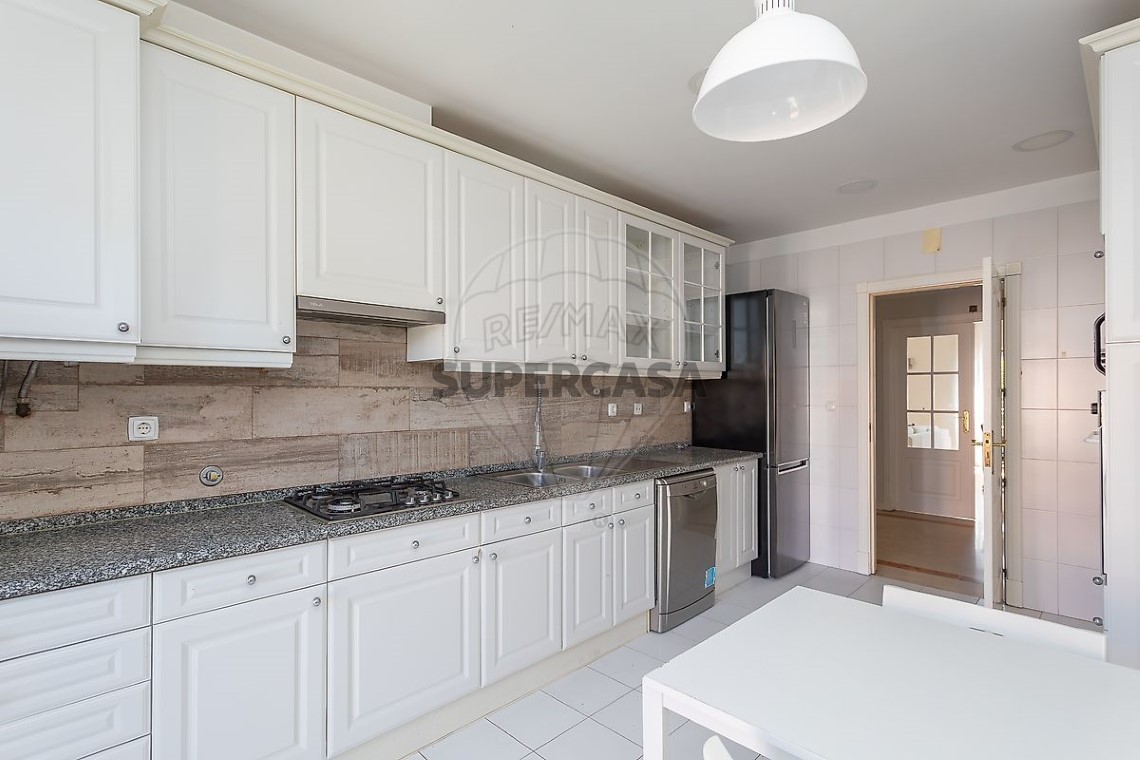 Appartement 4 kamers voor huren Op S.Maria e S.Miguel, S.Martinho, S.Pedro Penaferrim