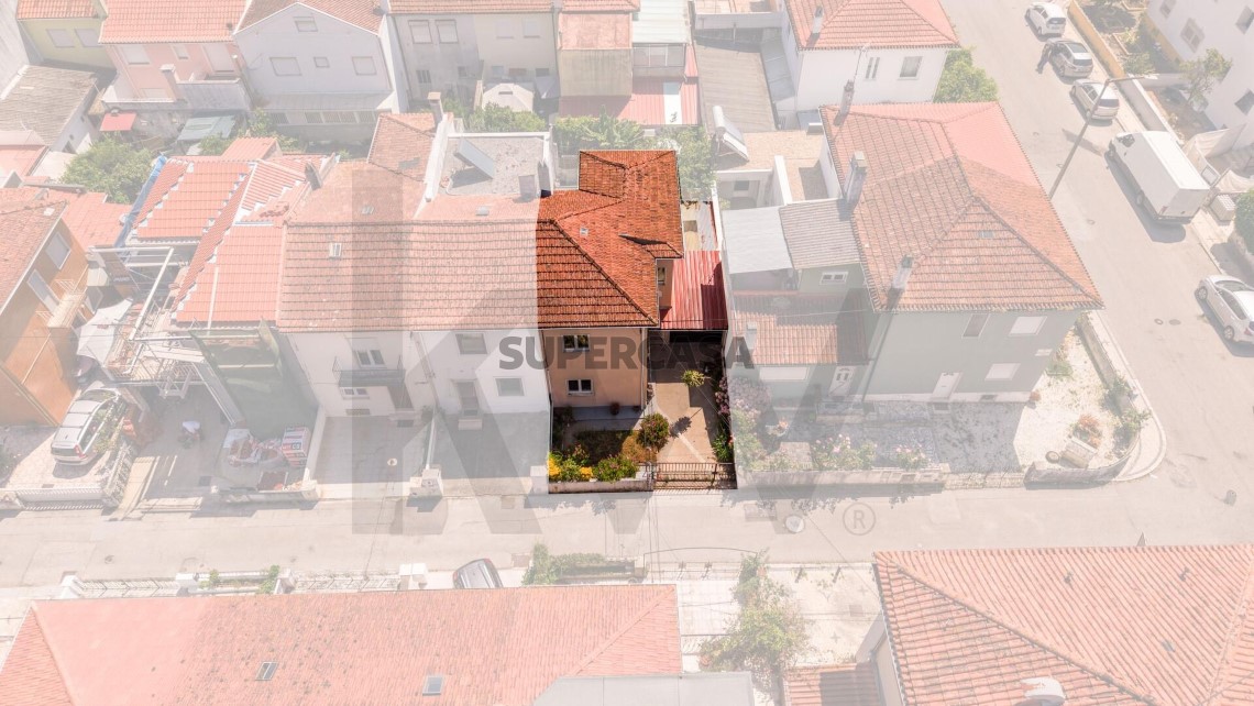 Casa 4 habitaciones en venta en Santo António dos Olivais
