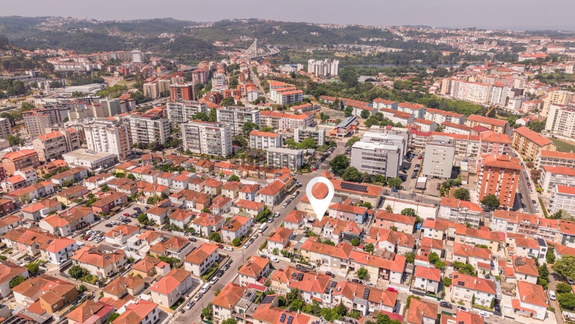 Casa 4 habitaciones en venta en Santo António dos Olivais