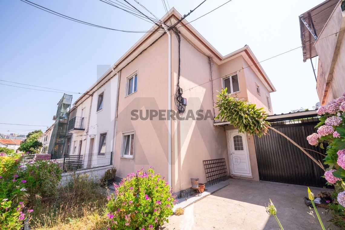 Casa 4 habitaciones en venta en Santo António dos Olivais