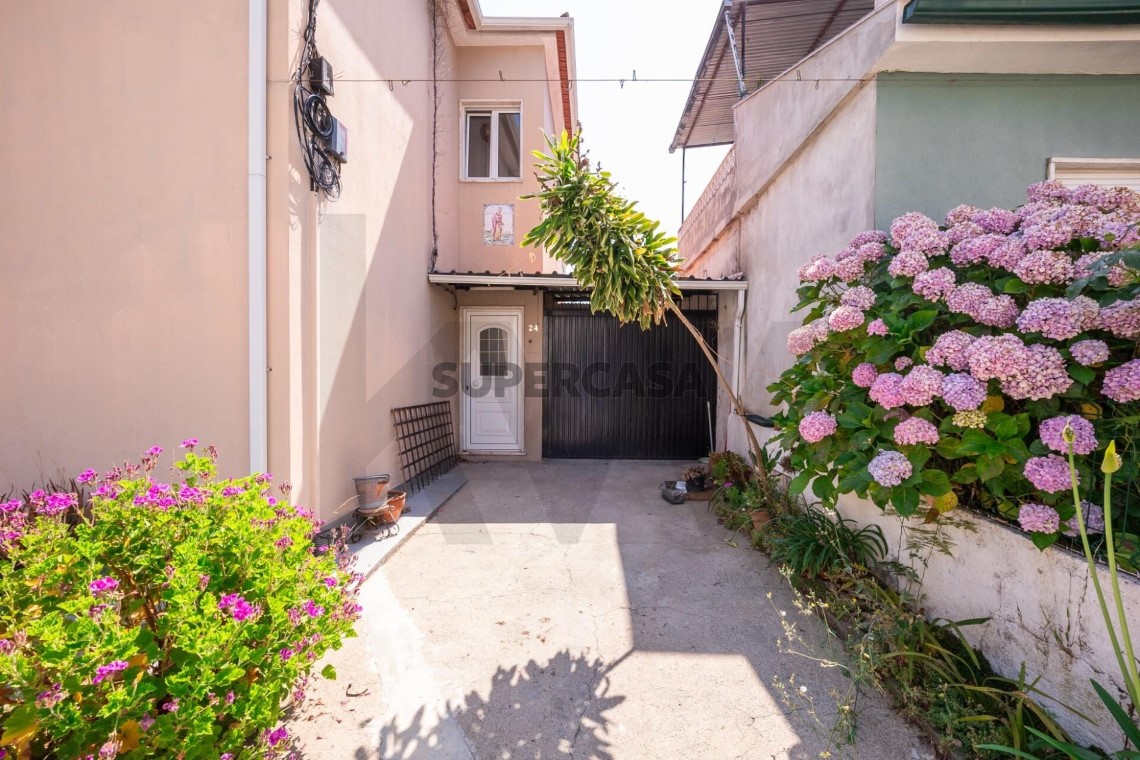 Casa 4 habitaciones en venta en Santo António dos Olivais