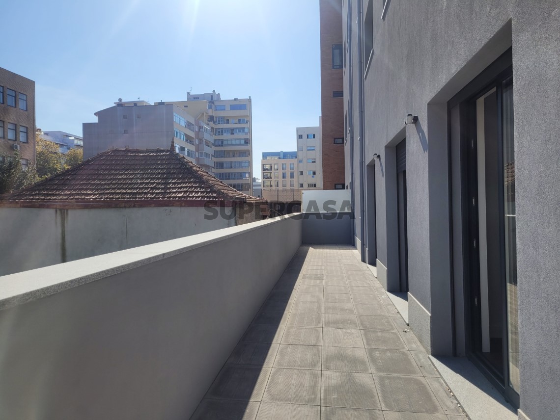 Apartamento T2 para arrendamento na Rua Conselheiro Costa Braga
