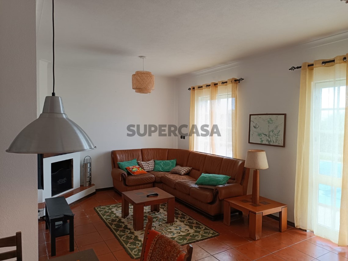 Sala lareira e sofa