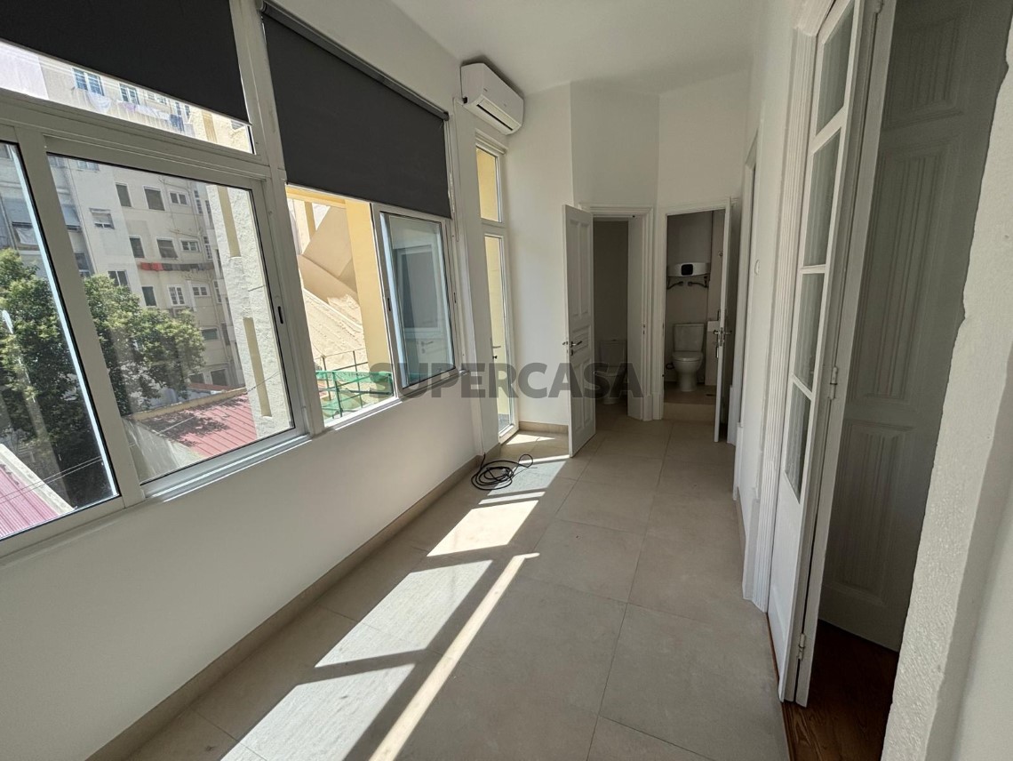 W5241 - Apartamento T2 + 1 na Alameda | Wallis Real Estate