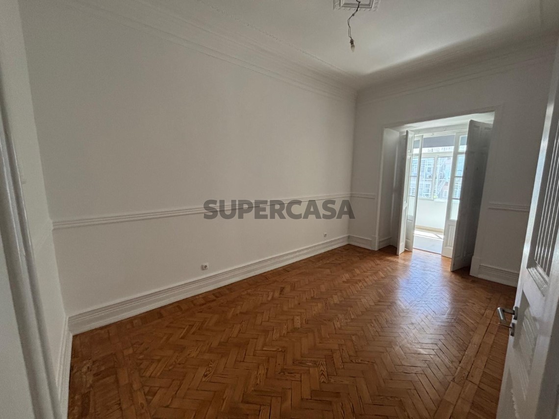W5241 - Apartamento T2 + 1 na Alameda | Wallis Real Estate