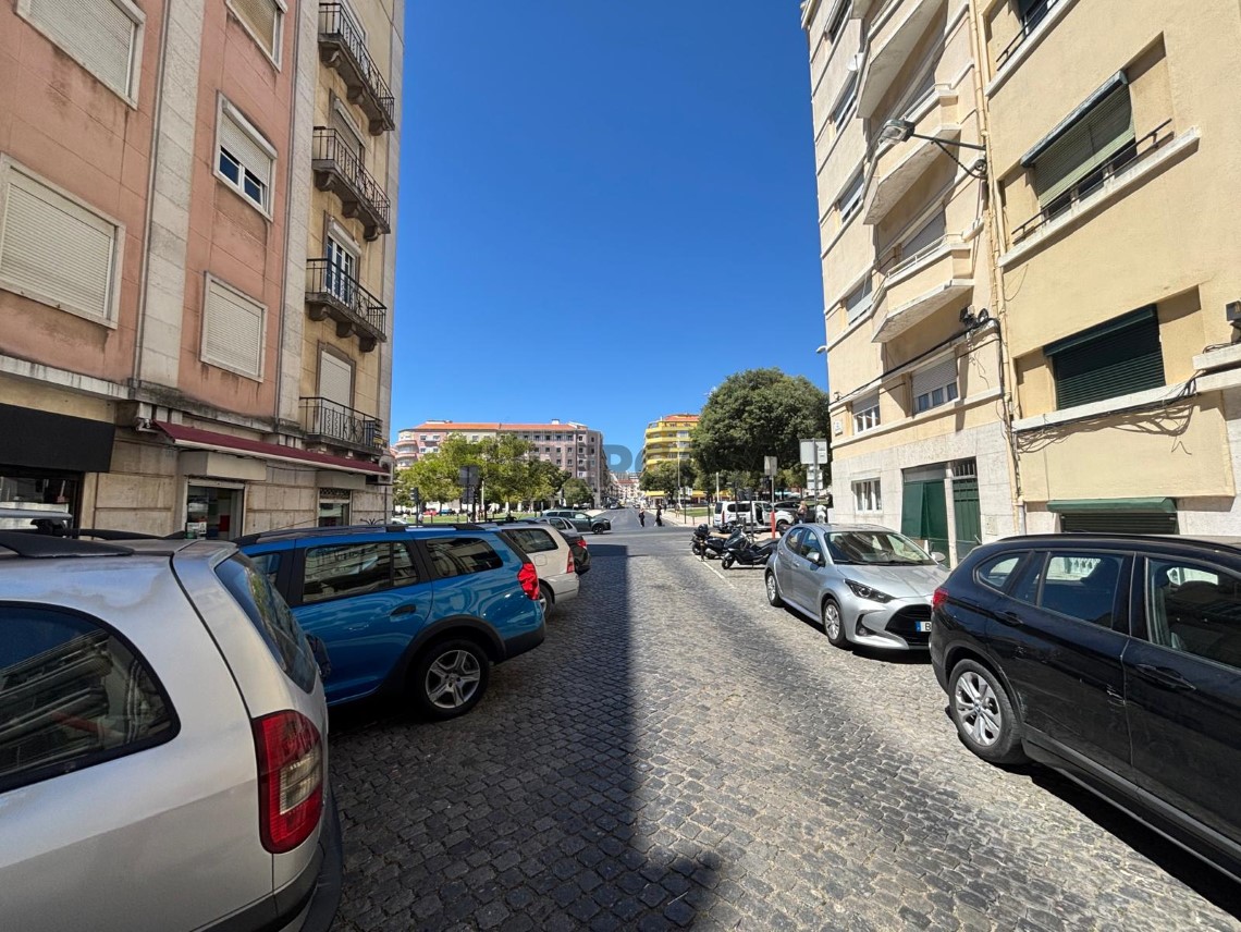 W5241 - Apartamento T2 + 1 na Alameda | Wallis Real Estate