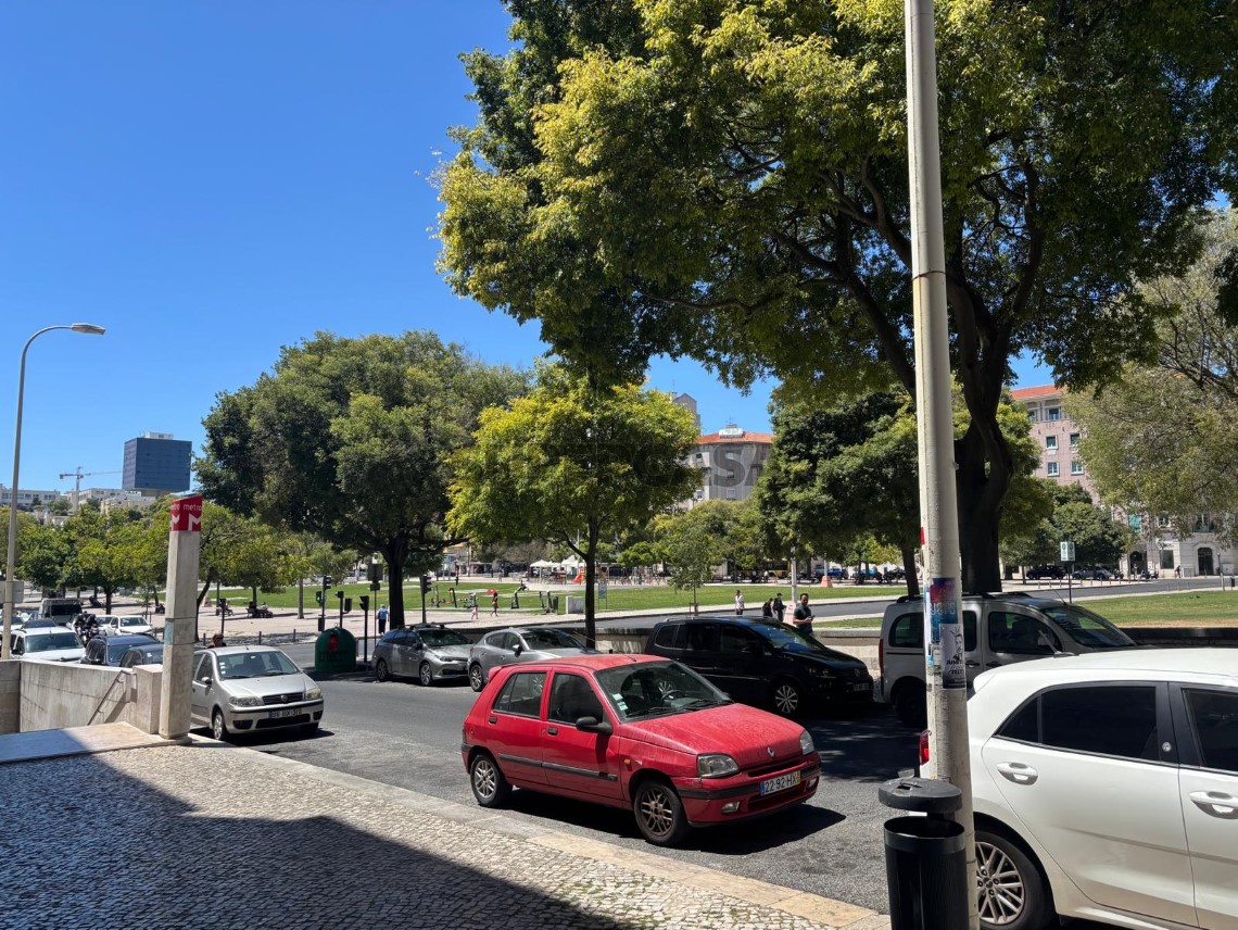 W5241 - Apartamento T2 + 1 na Alameda | Wallis Real Estate