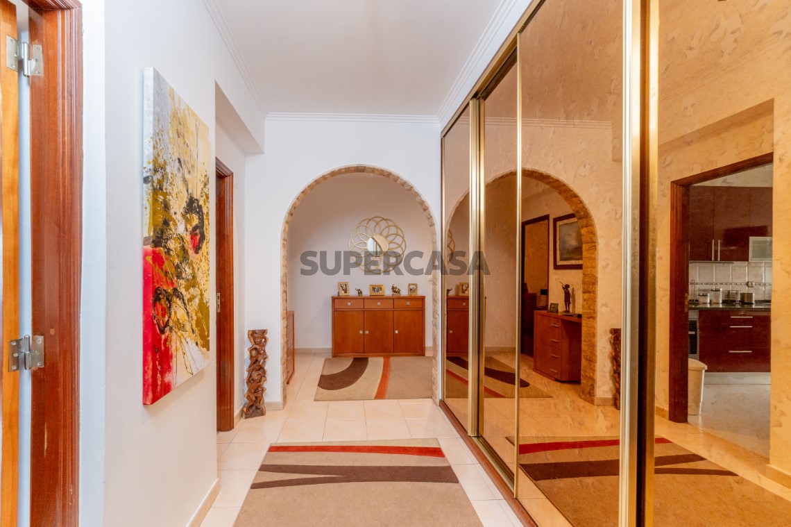 3 bedroom flat minutes from the accesses of CRIL and CREL