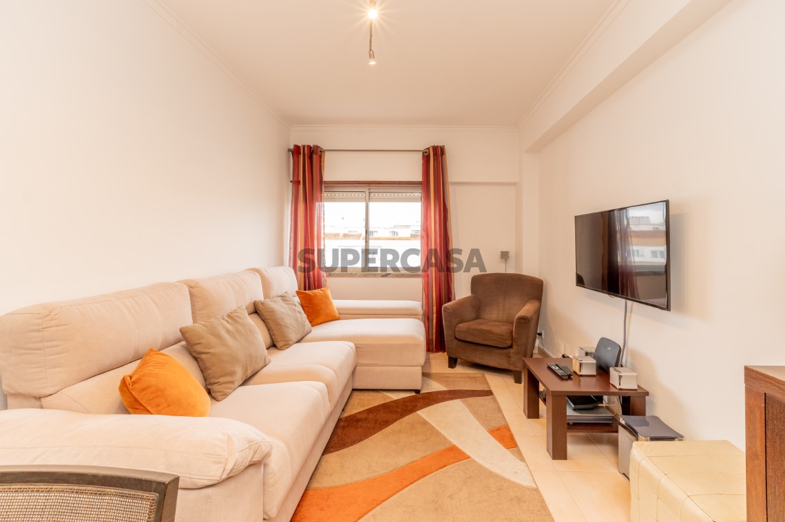 Sala de Apartamento T3 a minutos da CREL e CRIL