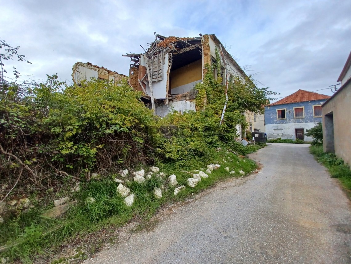 Dois prédios para reconstruir em aldeia a 7 km de Tomar perto de estação de comboios.