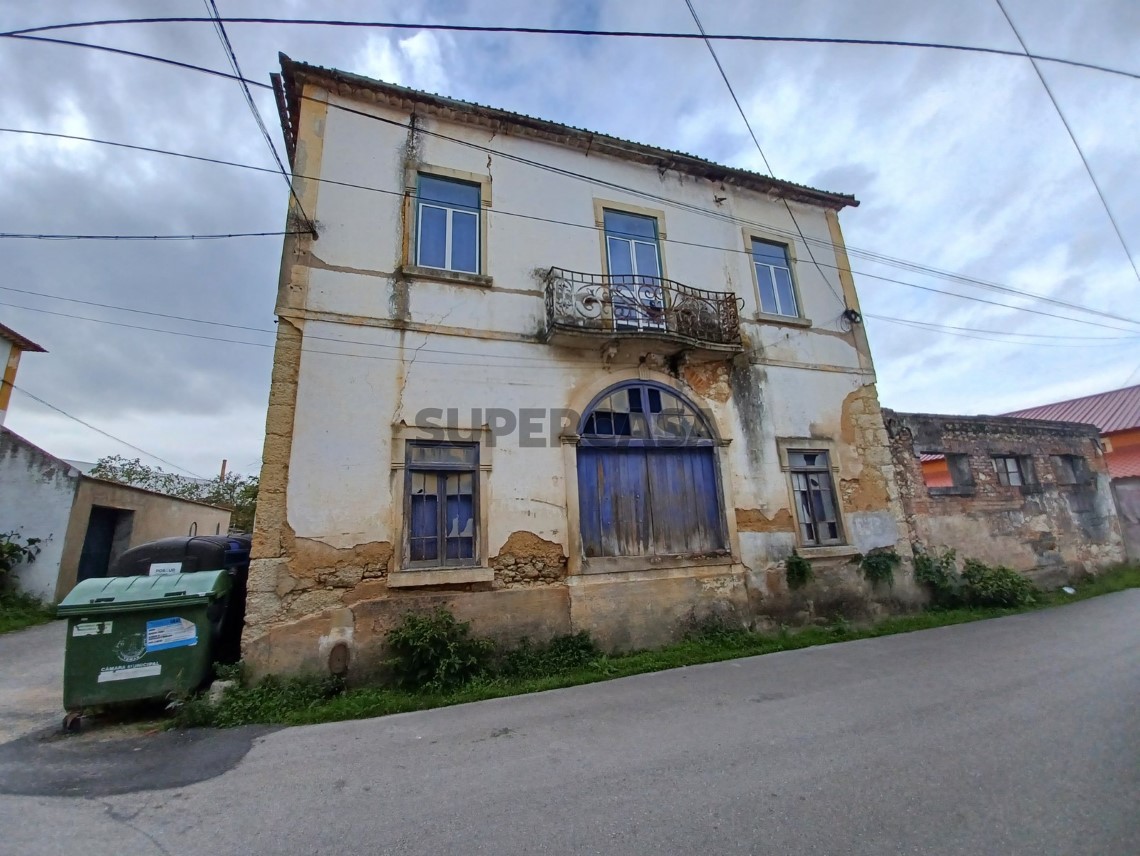 Dois prédios para reconstruir em aldeia a 7 km de Tomar perto de estação de comboios.