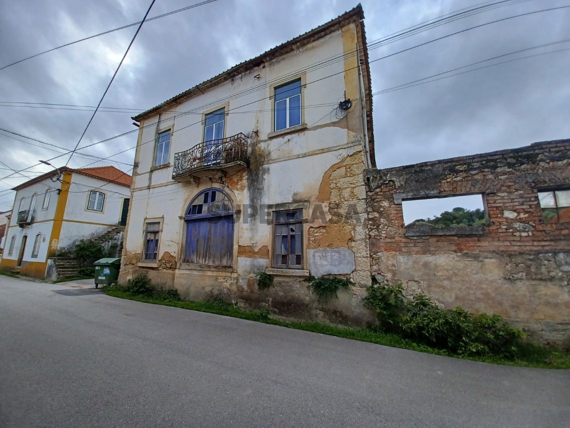Dois prédios para reconstruir em aldeia a 7 km de Tomar perto de estação de comboios.
