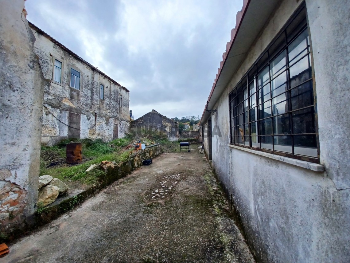 Dois prédios para reconstruir em aldeia a 7 km de Tomar perto de estação de comboios.