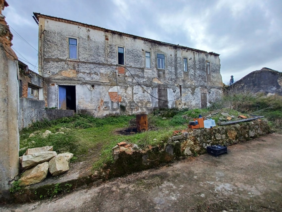 Dois prédios para reconstruir em aldeia a 7 km de Tomar perto de estação de comboios.