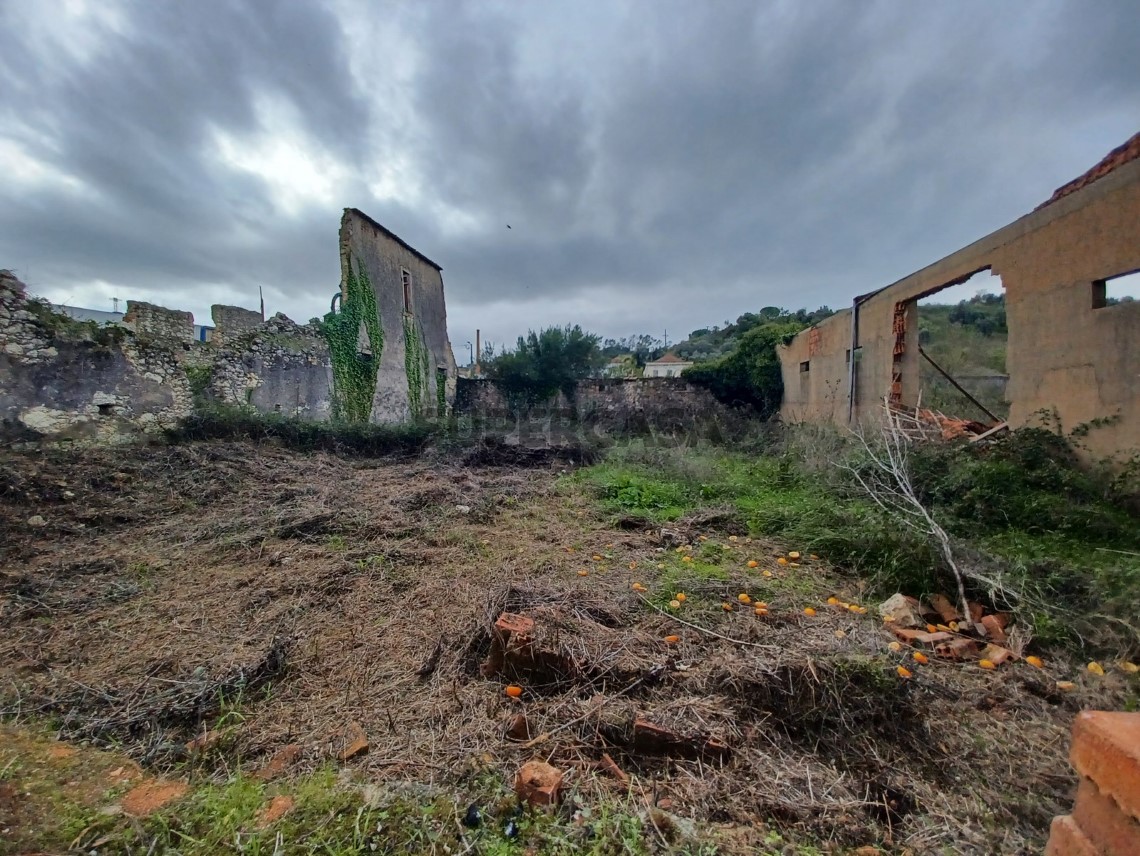 Dois prédios para reconstruir em aldeia a 7 km de Tomar perto de estação de comboios.
