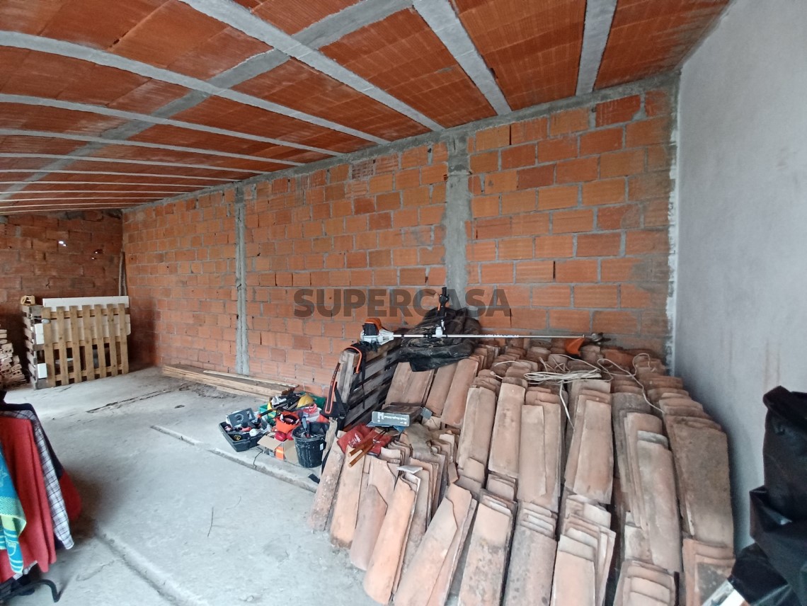Dois prédios para reconstruir em aldeia a 7 km de Tomar perto de estação de comboios.