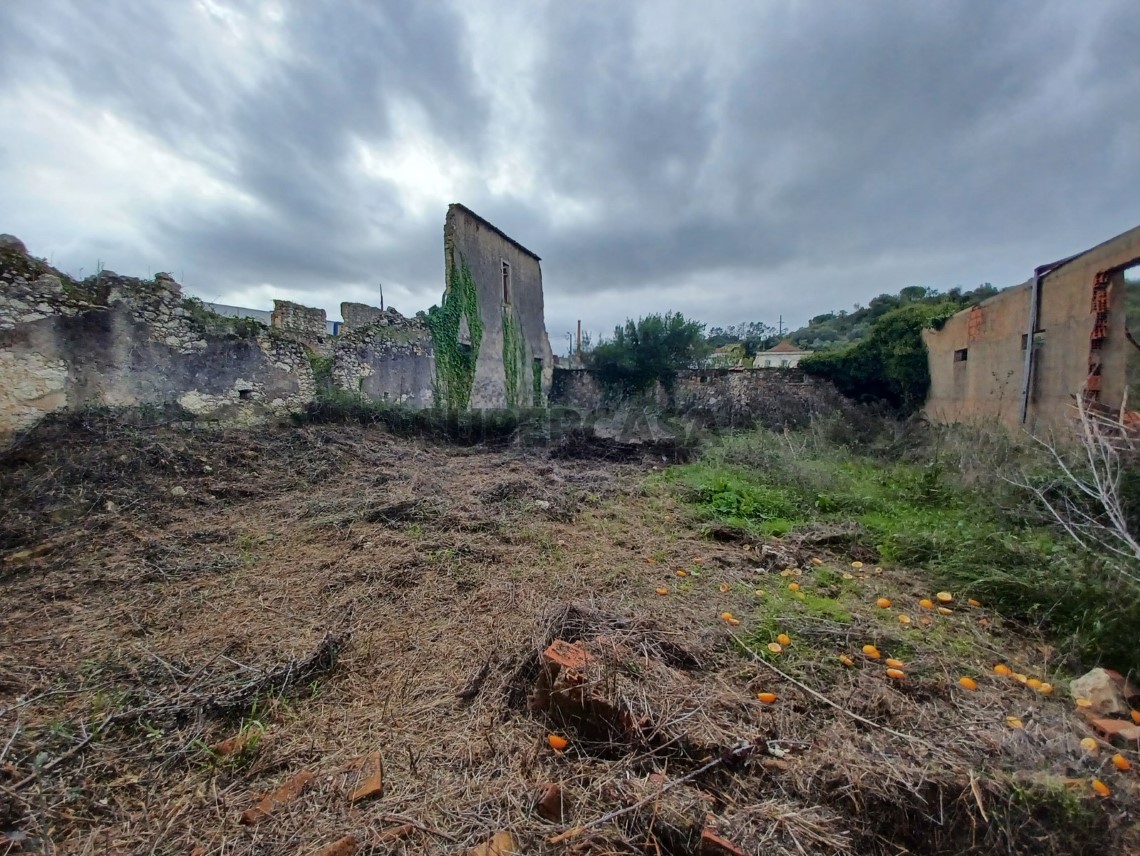 Dois prédios para reconstruir em aldeia a 7 km de Tomar perto de estação de comboios.