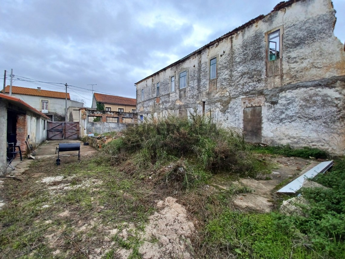 Dois prédios para reconstruir em aldeia a 7 km de Tomar perto de estação de comboios.