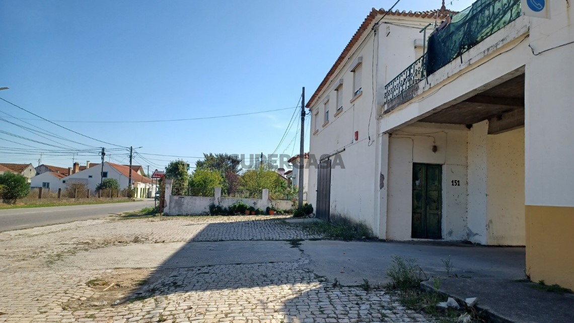 Prédio com habitação, armazém, e logradouro a 3 minutos de Tomar.