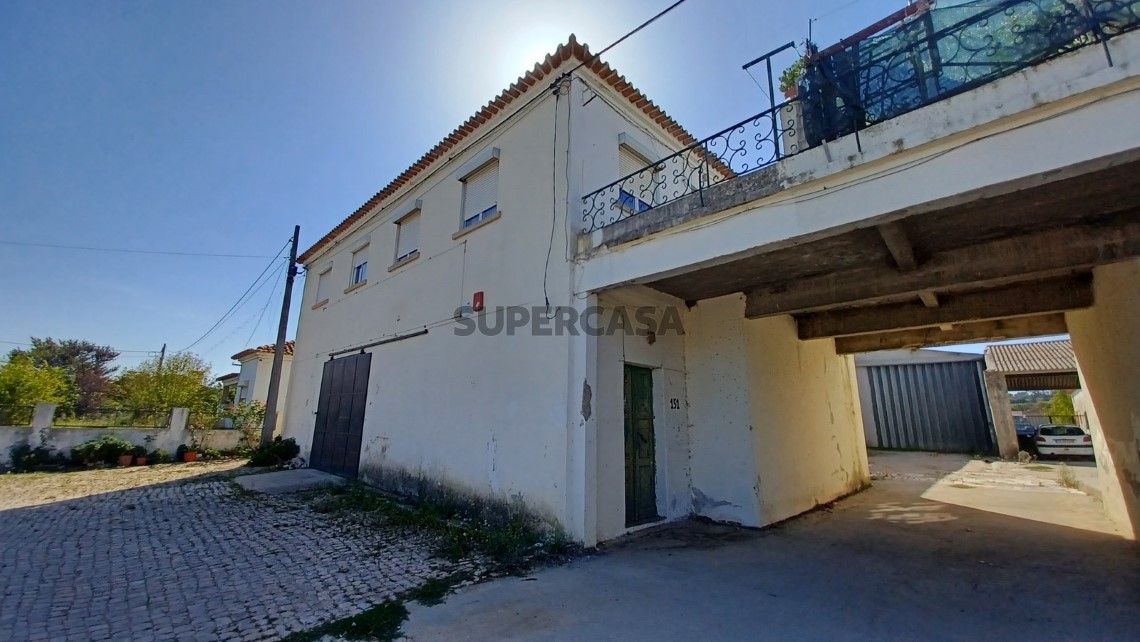 Prédio com habitação, armazém, e logradouro a 3 minutos de Tomar.