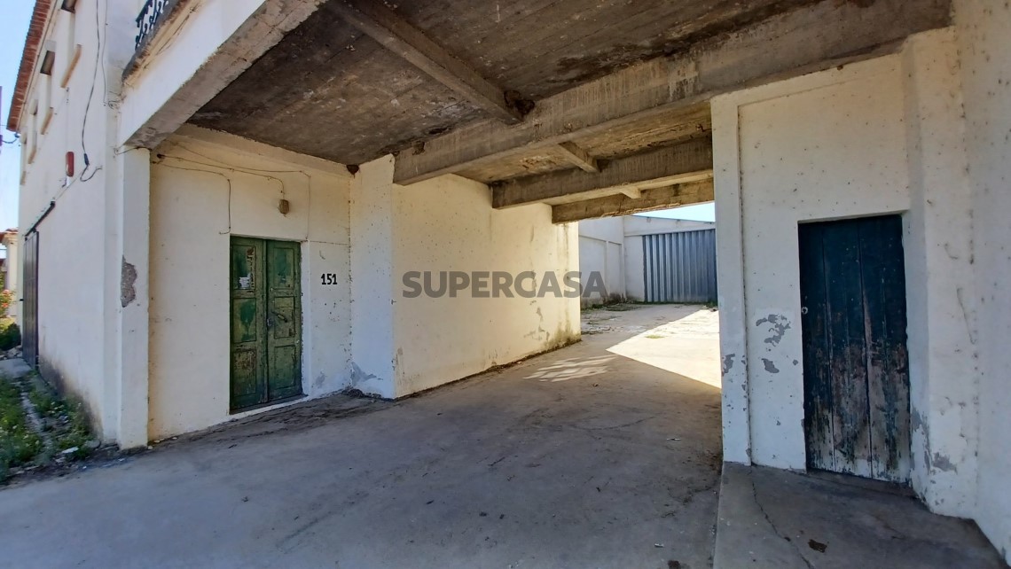 Prédio com habitação, armazém, e logradouro a 3 minutos de Tomar.