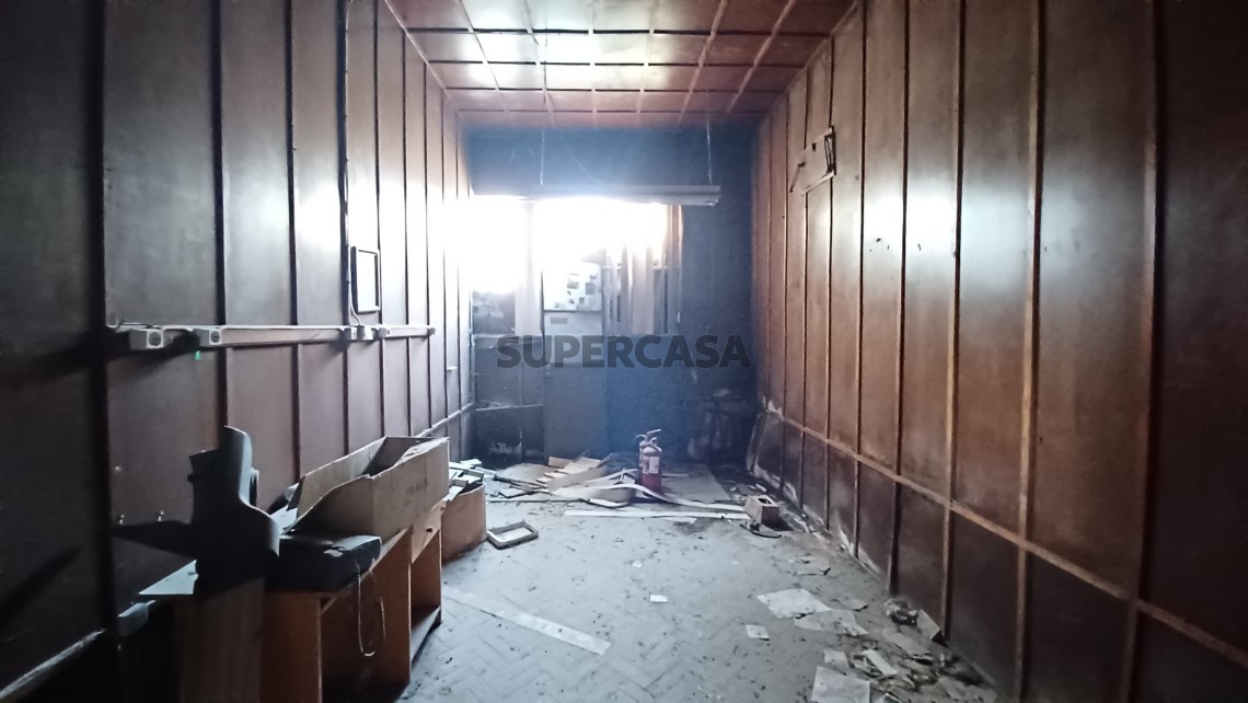 Prédio com habitação, armazém, e logradouro a 3 minutos de Tomar.