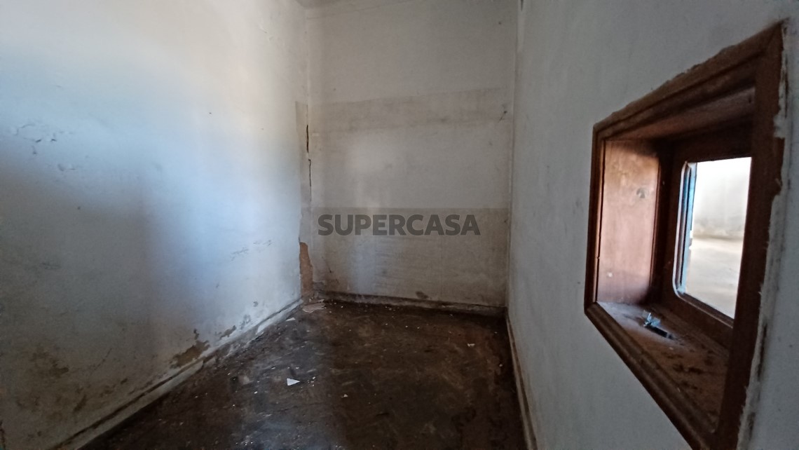 Prédio com habitação, armazém, e logradouro a 3 minutos de Tomar.