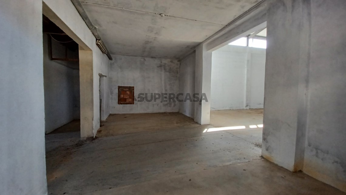 Prédio com habitação, armazém, e logradouro a 3 minutos de Tomar.