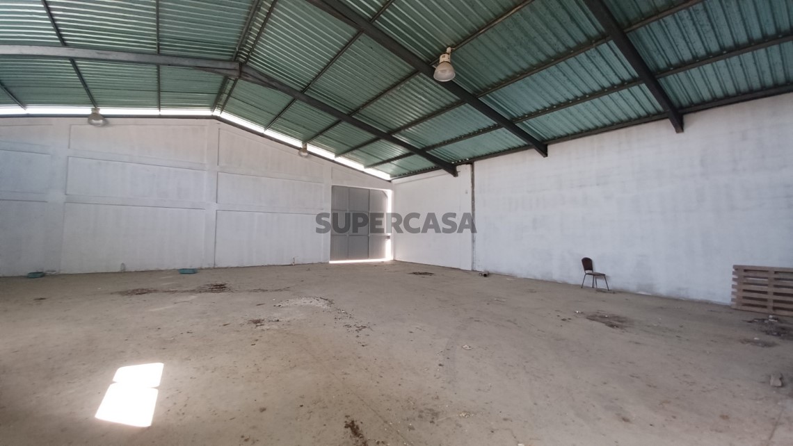 Prédio com habitação, armazém, e logradouro a 3 minutos de Tomar.