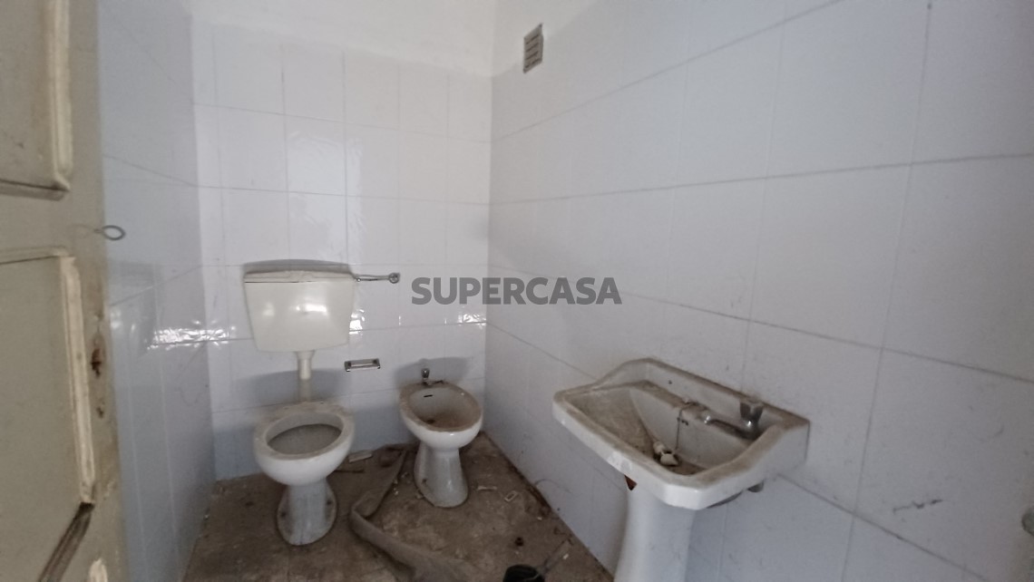 Prédio com habitação, armazém, e logradouro a 3 minutos de Tomar.
