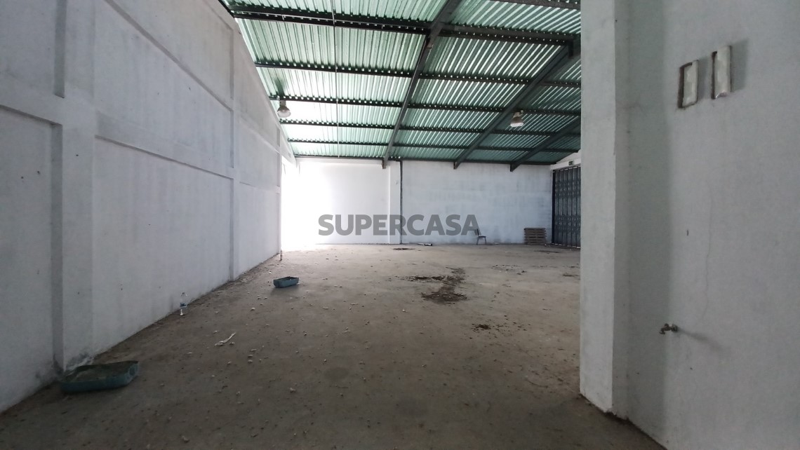Prédio com habitação, armazém, e logradouro a 3 minutos de Tomar.