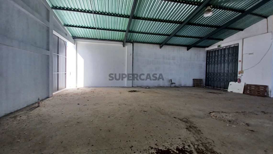 Prédio com habitação, armazém, e logradouro a 3 minutos de Tomar.