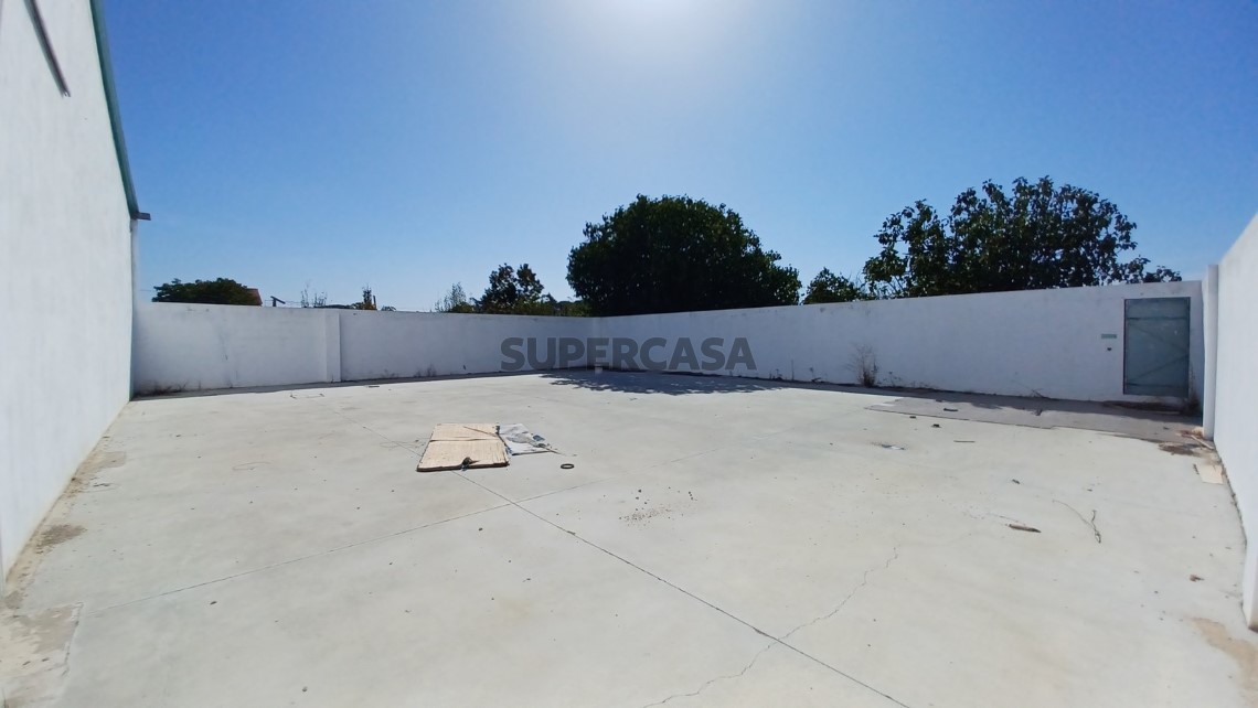 Prédio com habitação, armazém, e logradouro a 3 minutos de Tomar.
