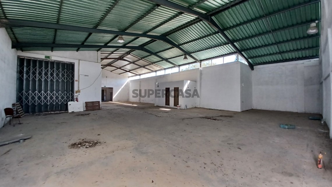 Prédio com habitação, armazém, e logradouro a 3 minutos de Tomar.