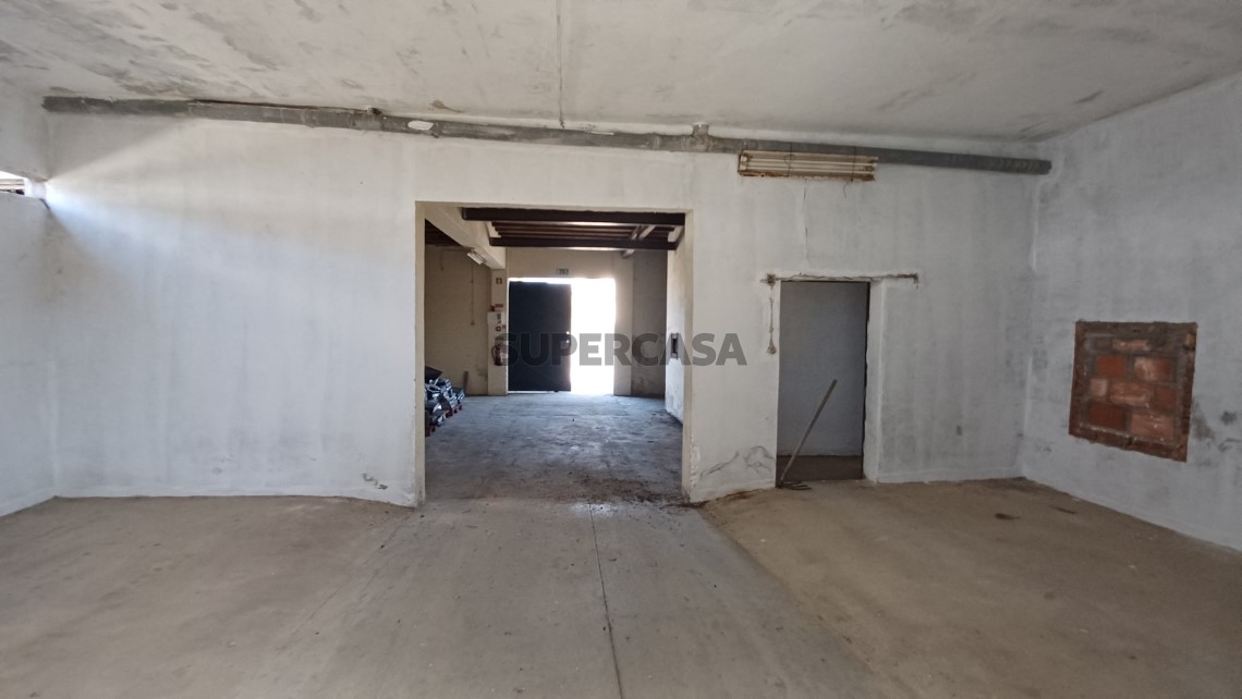 Prédio com habitação, armazém, e logradouro a 3 minutos de Tomar.