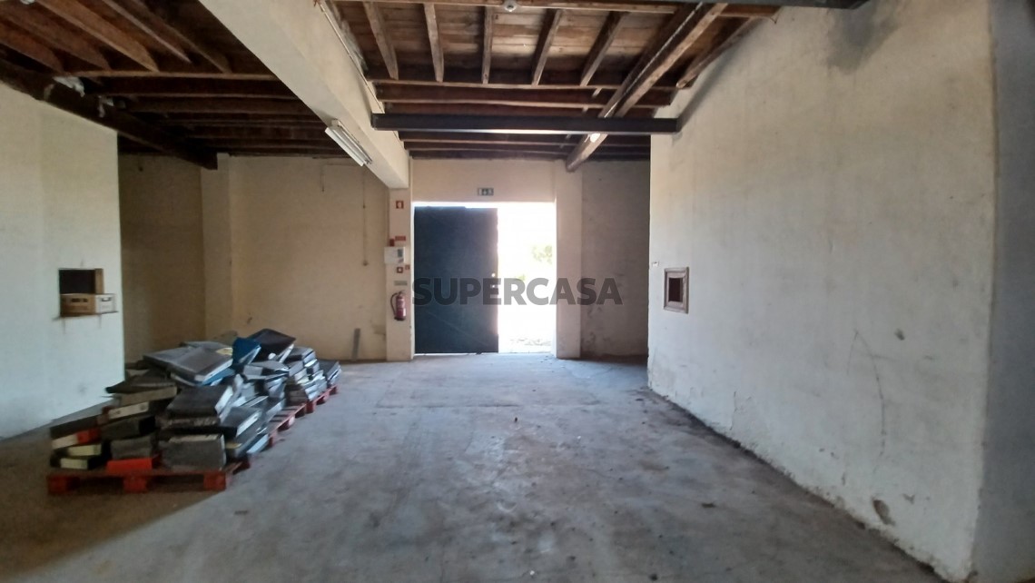 Prédio com habitação, armazém, e logradouro a 3 minutos de Tomar.