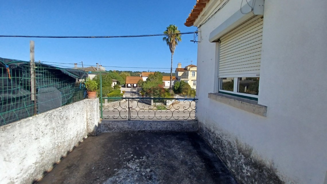 Prédio com habitação, armazém, e logradouro a 3 minutos de Tomar.