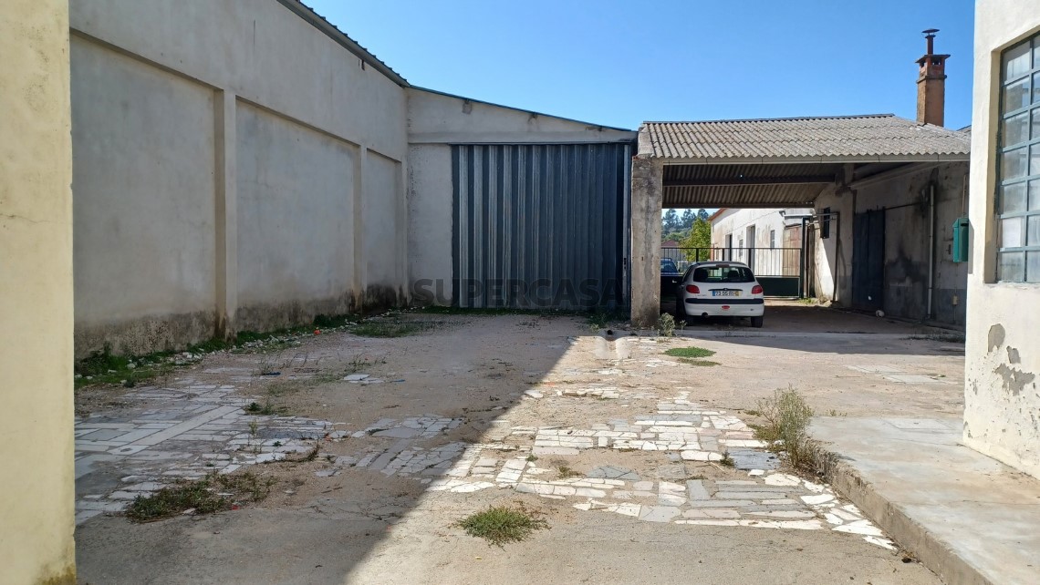Prédio com habitação, armazém, e logradouro a 3 minutos de Tomar.