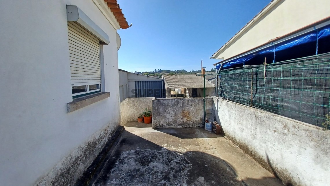 Prédio com habitação, armazém, e logradouro a 3 minutos de Tomar.